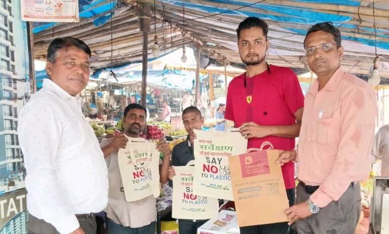 मार्केटमध्ये कापडी पिशव्यांचे वाटप करुन नागरिकांमध्ये प्लास्टिक प्रतिबंधात्मक जनजागृती